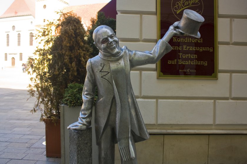 Eigenartige Statuen in den Straßen von Bratislava