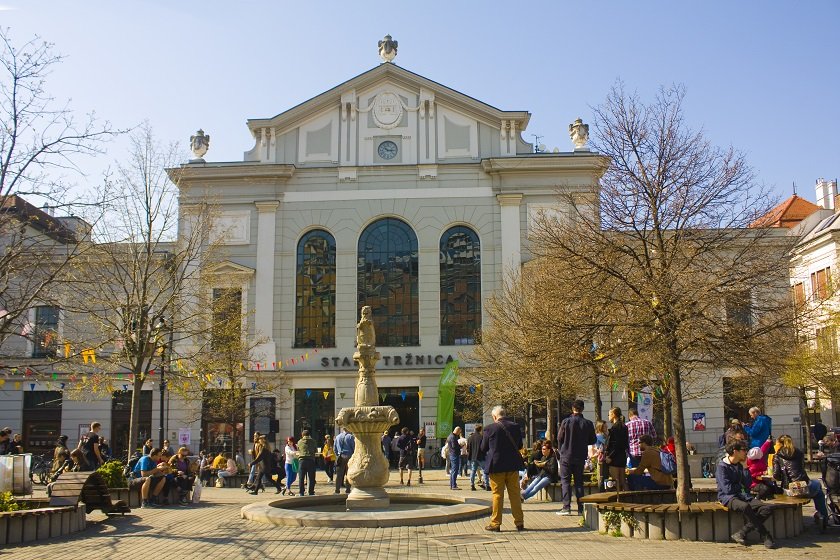 Bratislava al aire libre y mercados interiores con productos frescos