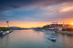 Río Danubio y Castillo de Bratislava